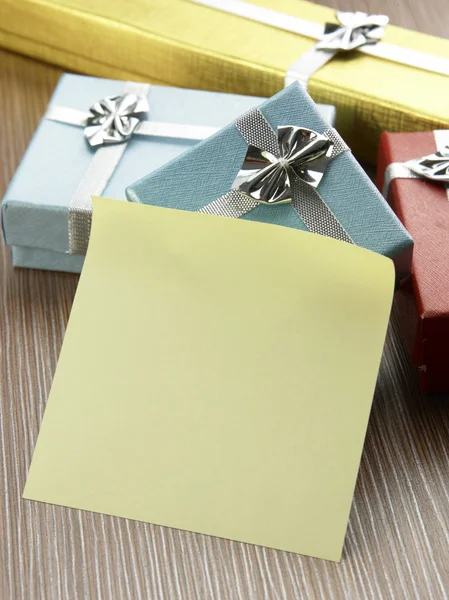 Geschenk-Box mit dem Zettel darauf — Stockfoto