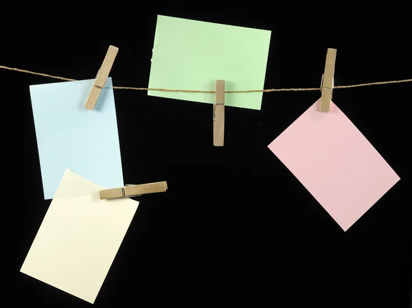 Wäscheleine mit unterschiedlicher Papiergröße beschnitten — Stockfoto