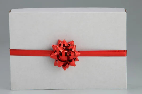 Κόκκινη κορδέλα στο λευκό κουτί — Φωτογραφία Αρχείου