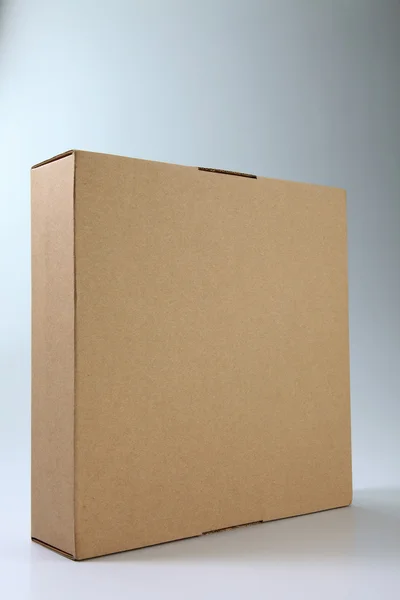 Fechar a caixa de papelão marrom no fundo liso — Fotografia de Stock