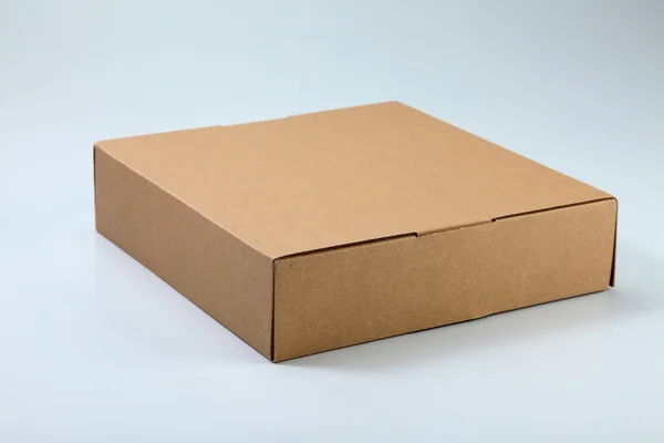 Gros plan de la boîte en carton brun sur le fond uni — Photo