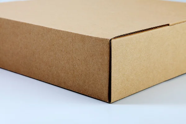 Close-up van bruine kleur cardbox op de vlakte kleur achtergrond — Stockfoto