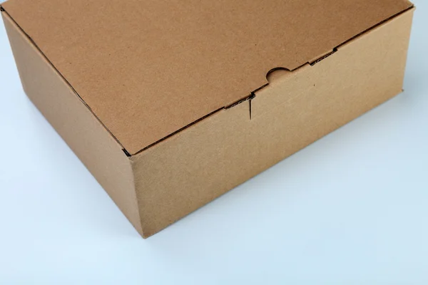 Närbild brun färg cardbox på vanlig färg bakgrunden — Stockfoto