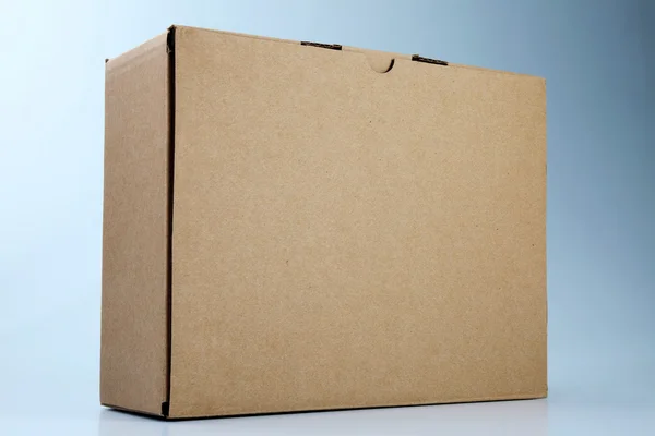 Barva hnědá cardbox na obyčejné barvy pozadí — Stock fotografie