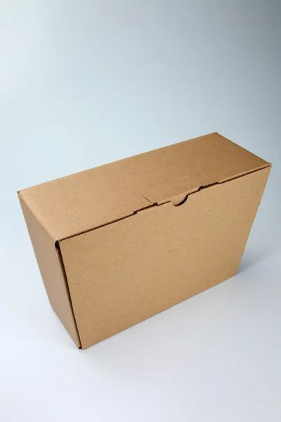 Düz renkli arka plan üzerinde kahverengi renk cardbox — Stok fotoğraf