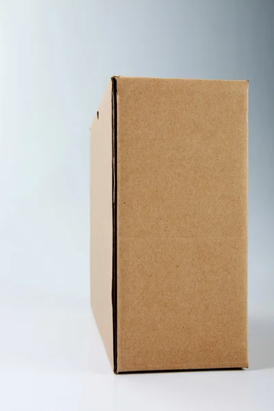 Barva hnědá cardbox na obyčejné barvy pozadí — Stock fotografie