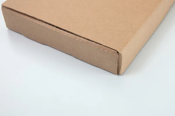 Bruine kleur cardbox op de vlakte kleur achtergrond — Stockfoto
