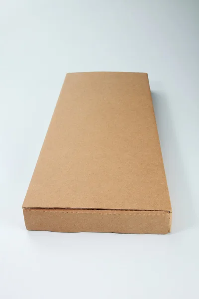 Boîte en carton marron sur le fond uni — Photo
