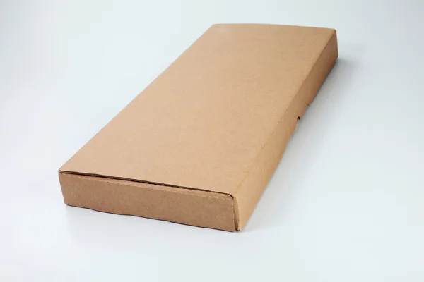 Caixa de papelão marrom no fundo liso — Fotografia de Stock