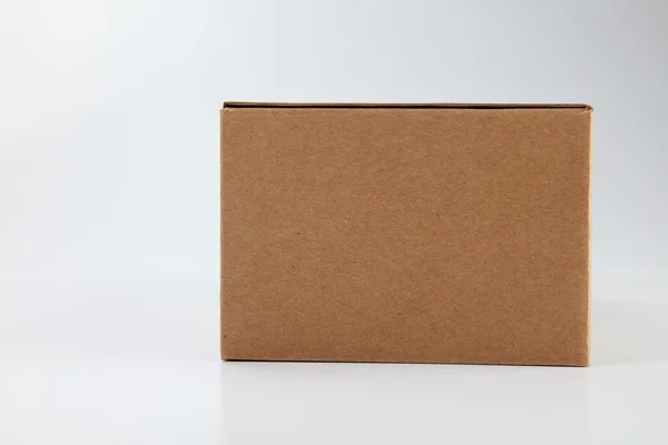 Καφέ χάρτινο κουτί σε απλό φόντο — Φωτογραφία Αρχείου