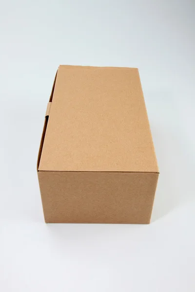 Brun kartong låda på vanlig bakgrund — Stockfoto