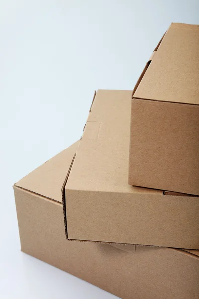 Brun kartong låda på vanlig bakgrund — Stockfoto