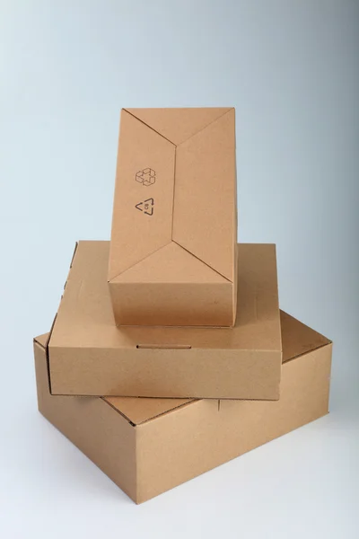 Bruine kartonnen doos op de effen achtergrond — Stockfoto