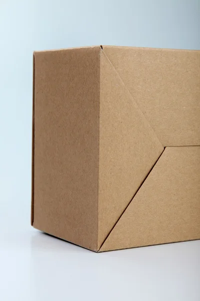 Caja de cartón marrón sobre el fondo liso —  Fotos de Stock