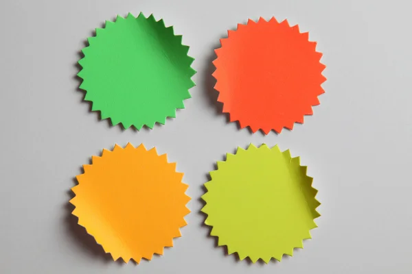 Blank tag или starburst на обычном цветном фоне — стоковое фото