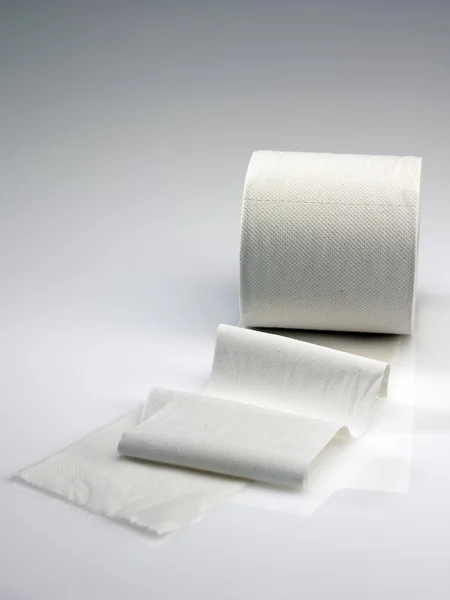 Toaletní papír na jednoduché pozadí — Stock fotografie