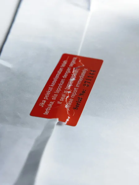 Selo de proteção no envelope está quebrado — Fotografia de Stock