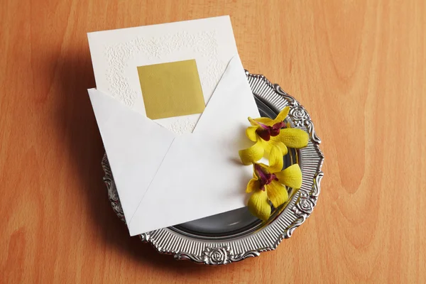 Einladungskarte auf dem Tablett mit Blume — Stockfoto