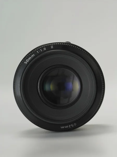 Objektiv fotoaparátu na obyčejné barvy pozadí — Stock fotografie
