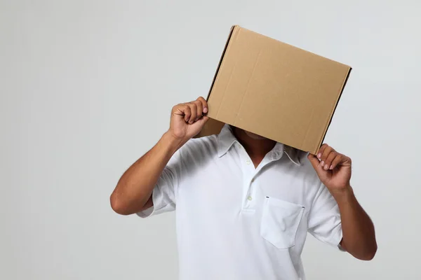 Человек покрытый коробкой — стоковое фото