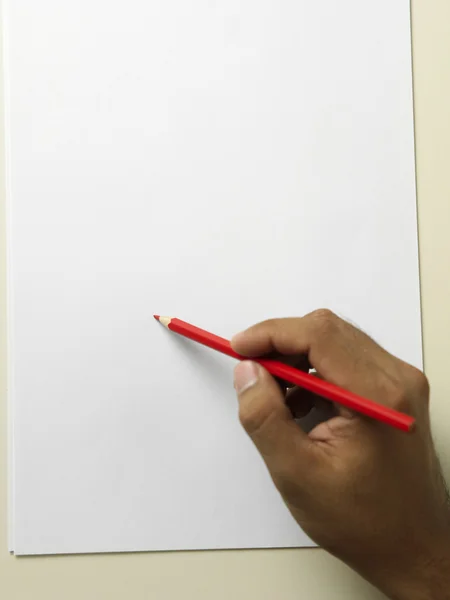 Primer plano de la mano sosteniendo un lápiz de color —  Fotos de Stock