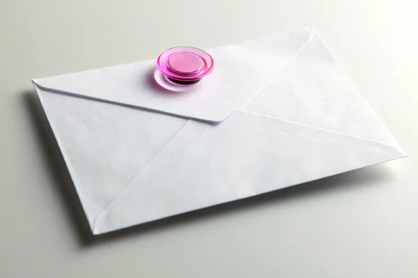 Parte de trás do envelope com ímã — Fotografia de Stock