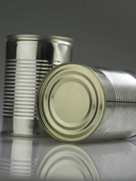 Poucas latas de alumínio com reflexão — Fotografia de Stock