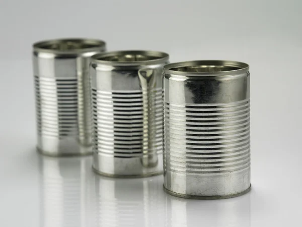 反射のいくつかのアルミ缶 — ストック写真