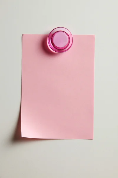 Leere rosafarbene Note mit Magnet auf der Brücke — Stockfoto
