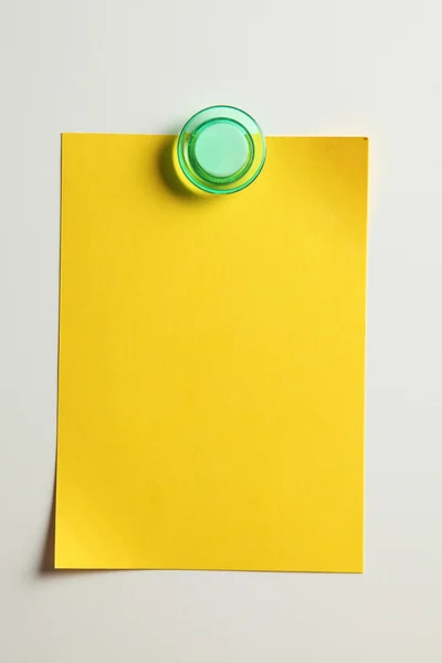 Blank yellow note with magnet on the bridge — Stock Photo, Image