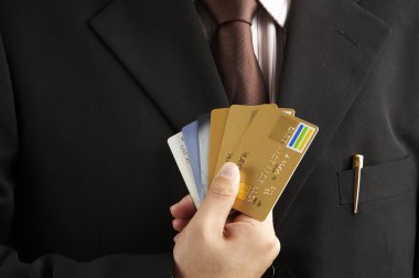 kredi kartları gösterilen adam