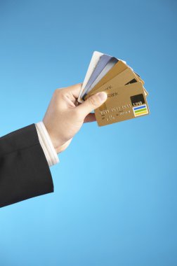 kredi kartları gösterilen adam