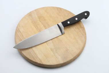 düz renkli arka plan üzerinde kesme tahtası üzerinde bıçak