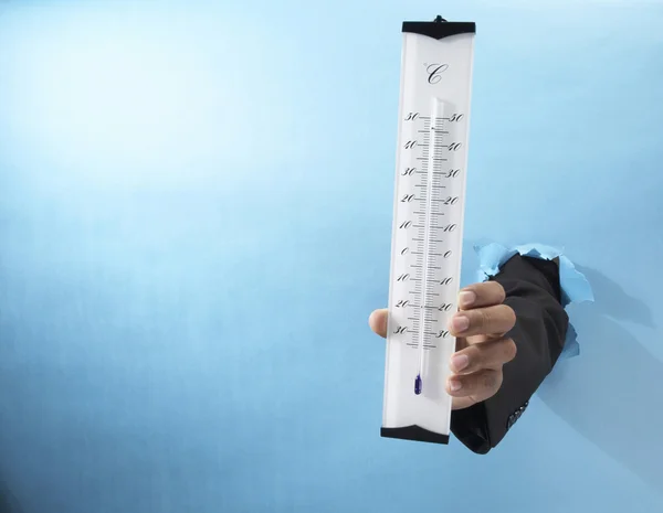 Menschliche Hand hält Thermometer — Stockfoto