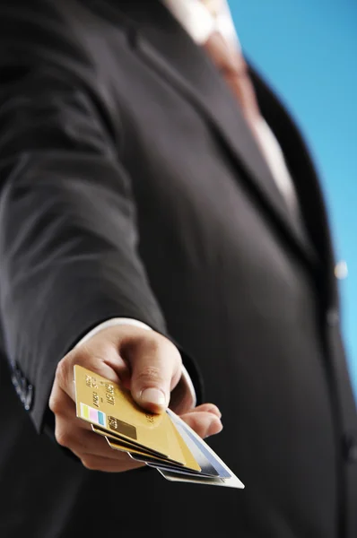 Hombre muestra tarjetas de crédito —  Fotos de Stock