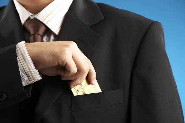 Человек кладет кредитную карту в карман — стоковое фото