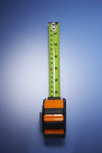 Fita métrica no fundo azul — Fotografia de Stock