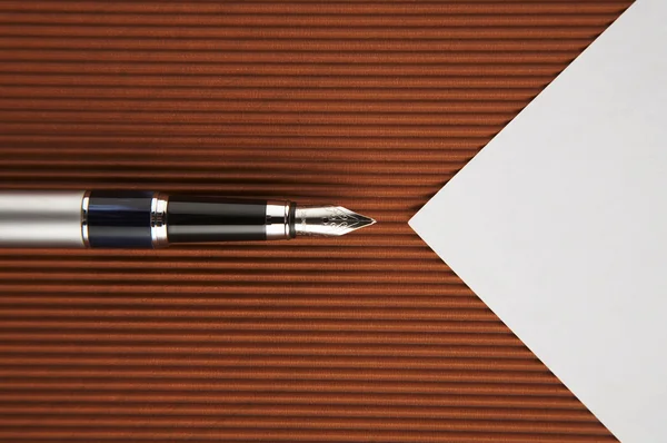 Έννοια πλάνο του το στυλό και το χαρτί — Φωτογραφία Αρχείου