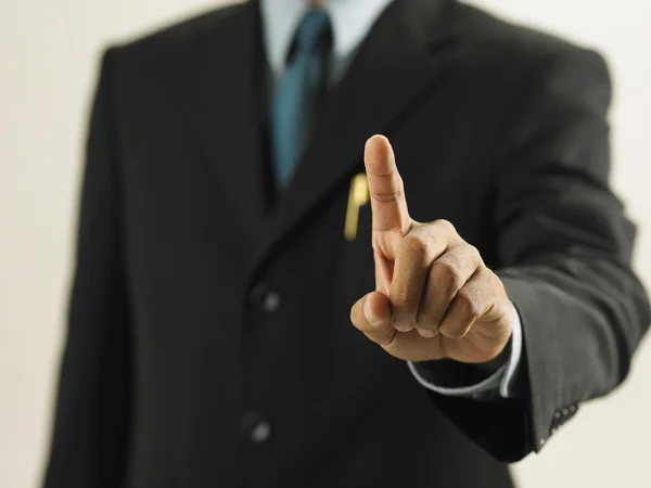 Mannen med business suit om att trycka på en knapp — Stockfoto