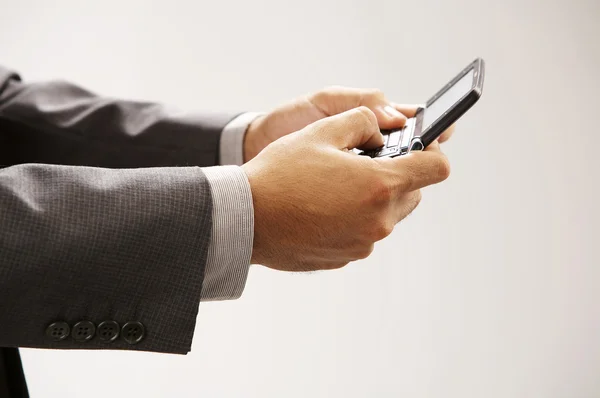 Hombre sosteniendo un handphonesending mensajes de texto — Foto de Stock
