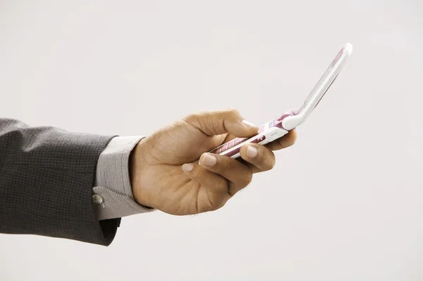 Άνθρωπος που κρατά ένα κινητό έλεγχος μηνύματα — Φωτογραφία Αρχείου