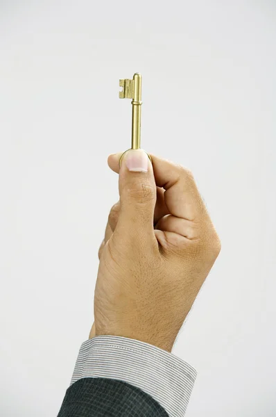 Bir anahtar kullanan adam — Stok fotoğraf