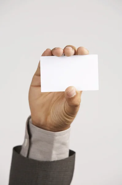 Hombre sosteniendo una señalización de tamaño de tarjeta en blanco — Foto de Stock