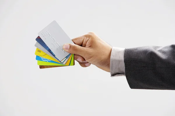 Человек показывает несколько кредитных карт — стоковое фото