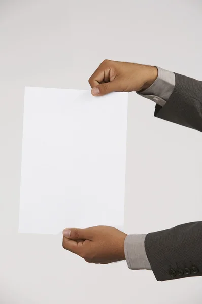 Pria memegang kertas putih sebagai tanda untuk menjatuhkan salinan — Stok Foto