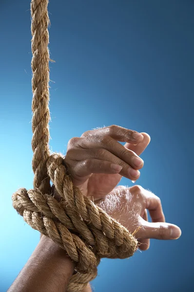 Mão apertada por corda — Fotografia de Stock