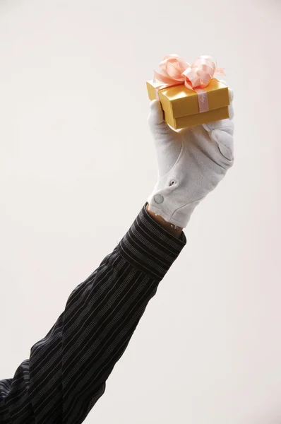 Mão levantar um presente — Fotografia de Stock