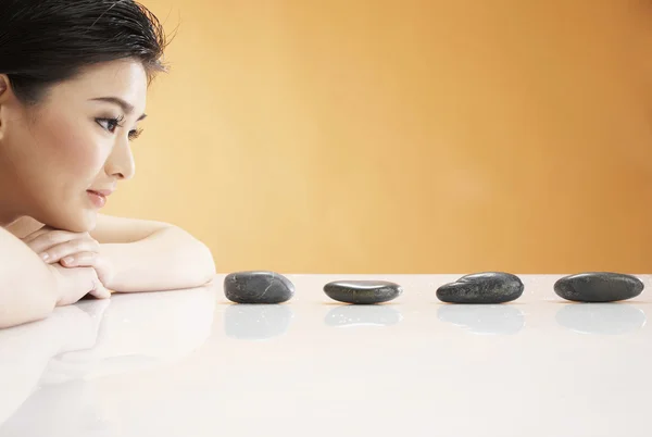 Profilo di young woman relaxing at spa — Foto Stock