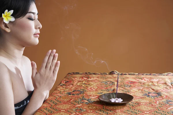 Young women meditating — Stock Photo, Image