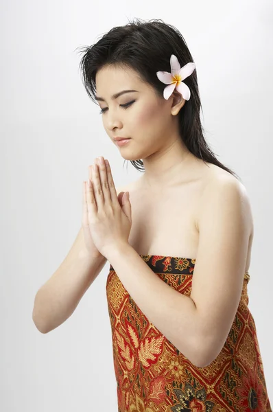 Mujer vistiendo batik sarung, meditando —  Fotos de Stock